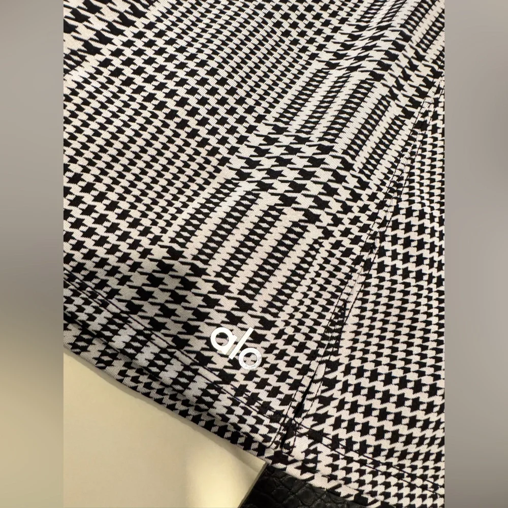Very Rare Limited Edition Alo Yoga Jacquard Glenplaid Tennis Skirt. Size Medium